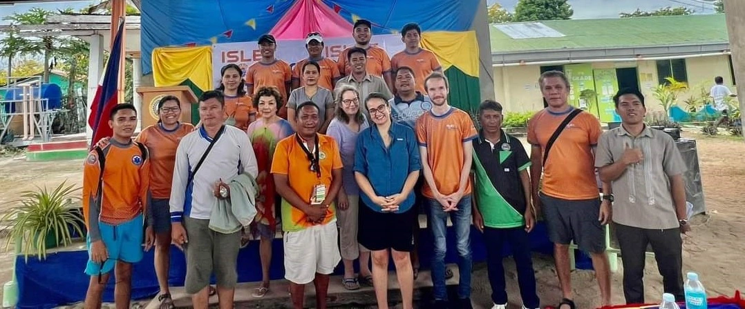 The visit of APNIC Foundation to the islands of Gilutongan and Caohagan
                for the ISLET CONNECT project